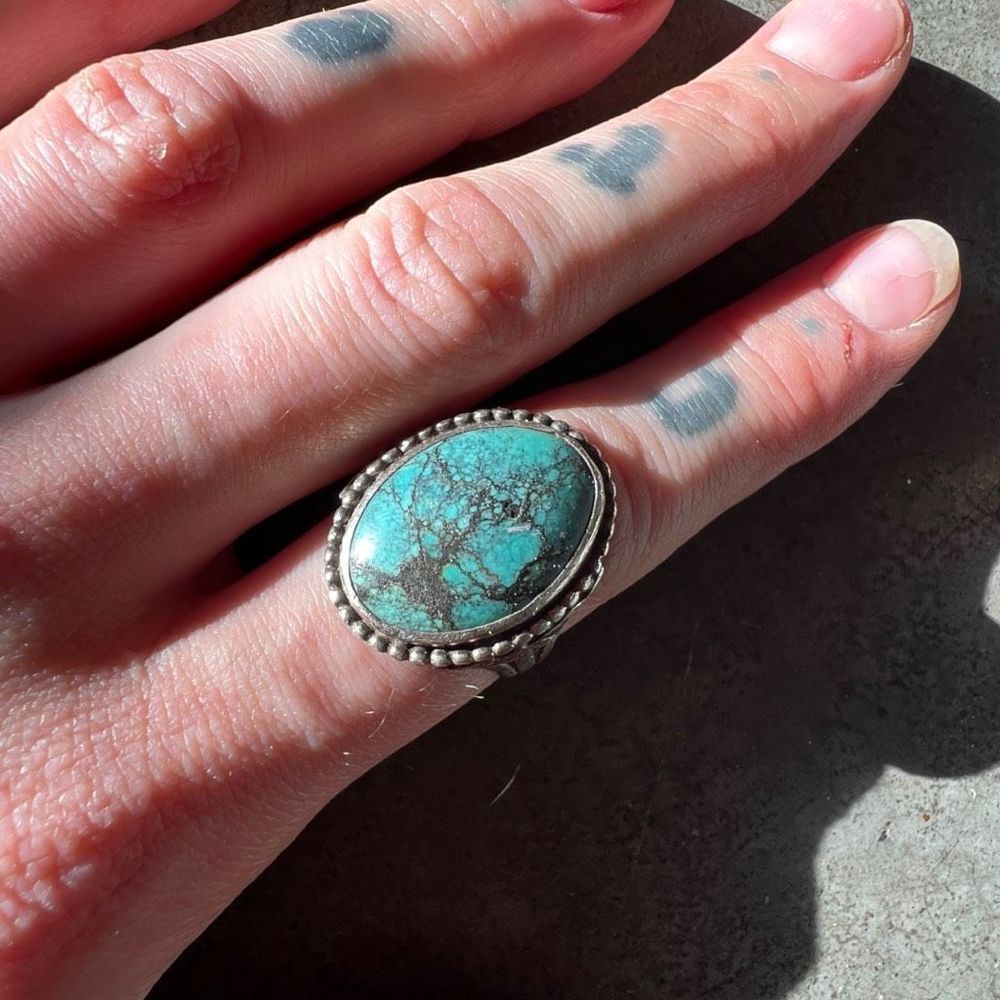 Vintage Turquoise Oval Stone Ring - Silver Setting